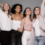 4 happy Frauen